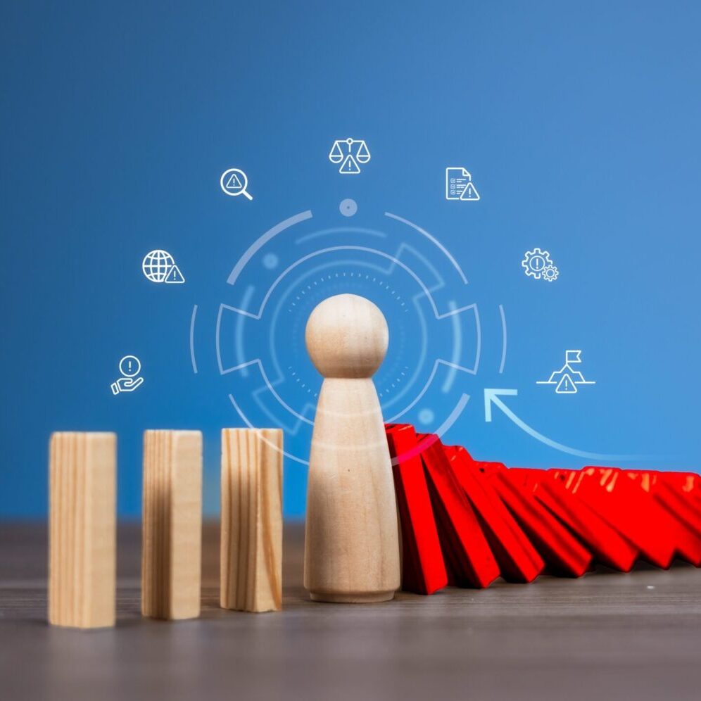 Figura simbolica che interrompe una catena di eventi negativi, rappresentazione della comunicazione etica come atto di responsabilità, prevenzione e tutela.